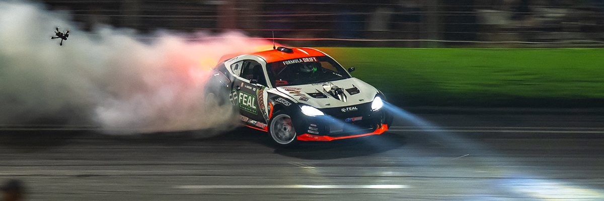 Aurimas Bakchis sărbătorește victoria pe podiumul de la Orlando Speed World