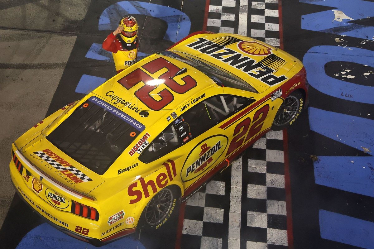 NASCAR Richmond 2026: Logano rezistă lui Briscoe și câștigă